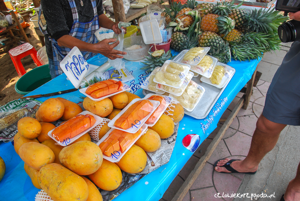 W Tajlandii na poboczach drogi można zawsze znaleźć świeżo pakowane owoce