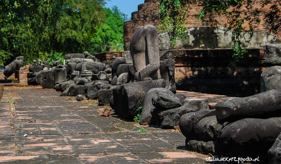 Zniszczone posągi w jednej z wielu Świątyń Wat.