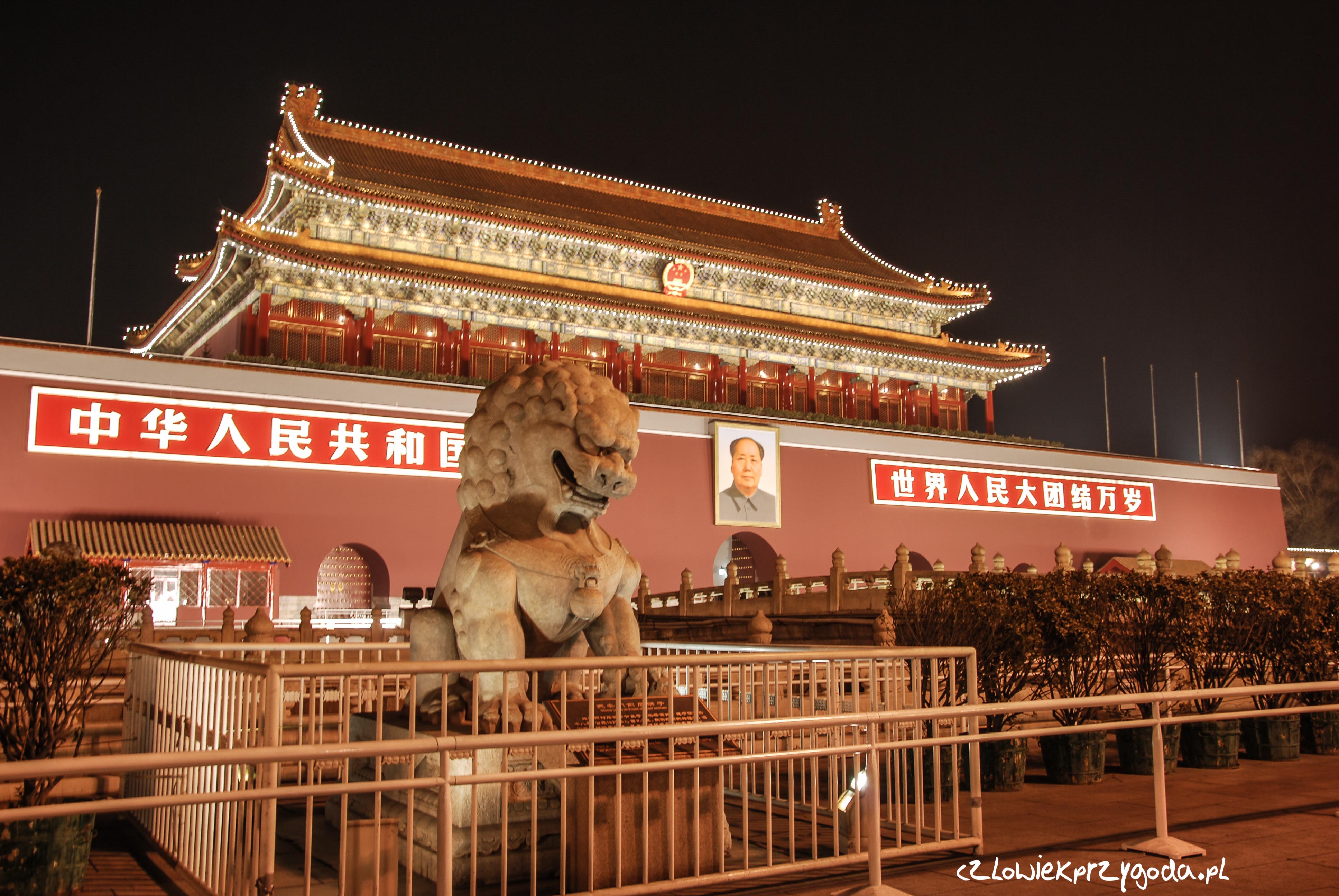Wejście do Zakazanego Miasta w Pekinie nocą.