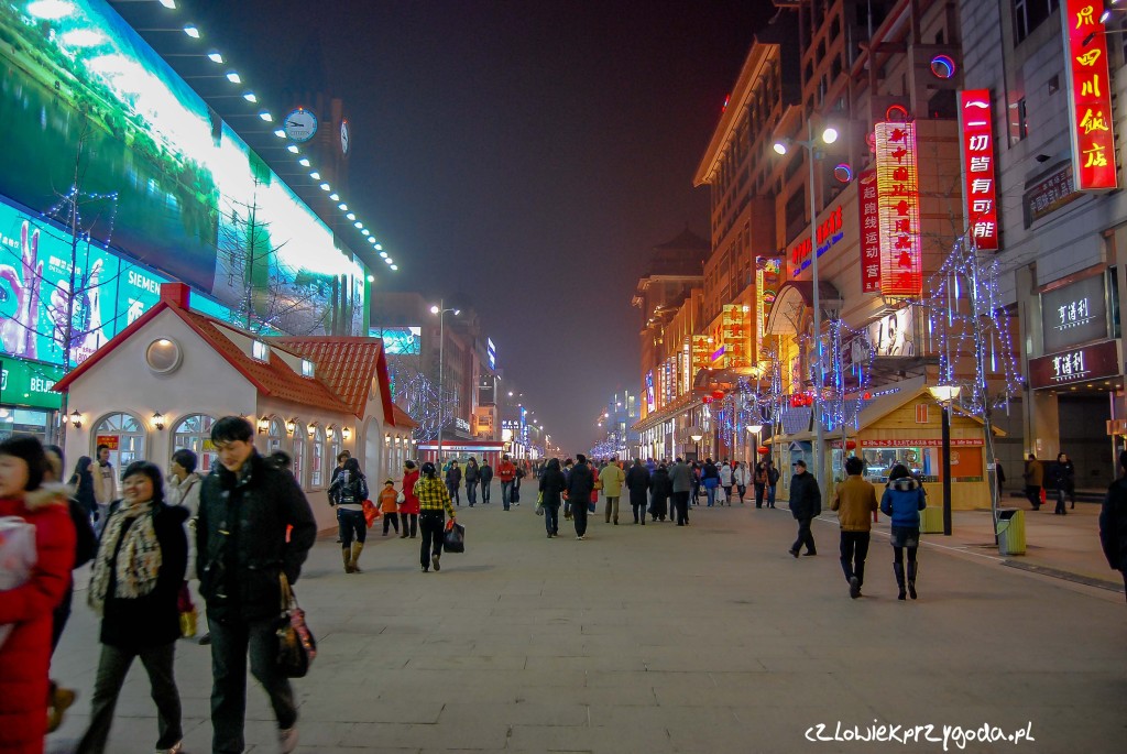 Jedna z głównych ulic na shoping niedaleko stacji metro „Dongdan”