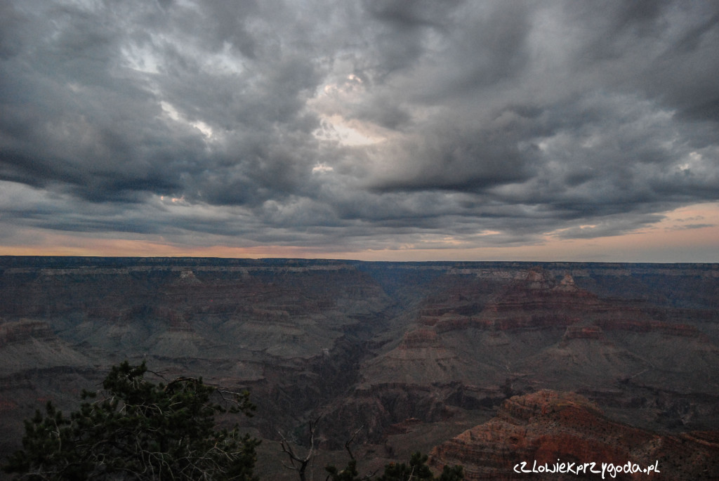 Oczywiście nie mogło też zabraknąć pochmurnego nieba na Grand Canyon w wykonaniu HDR - odległość 8042.43 km.