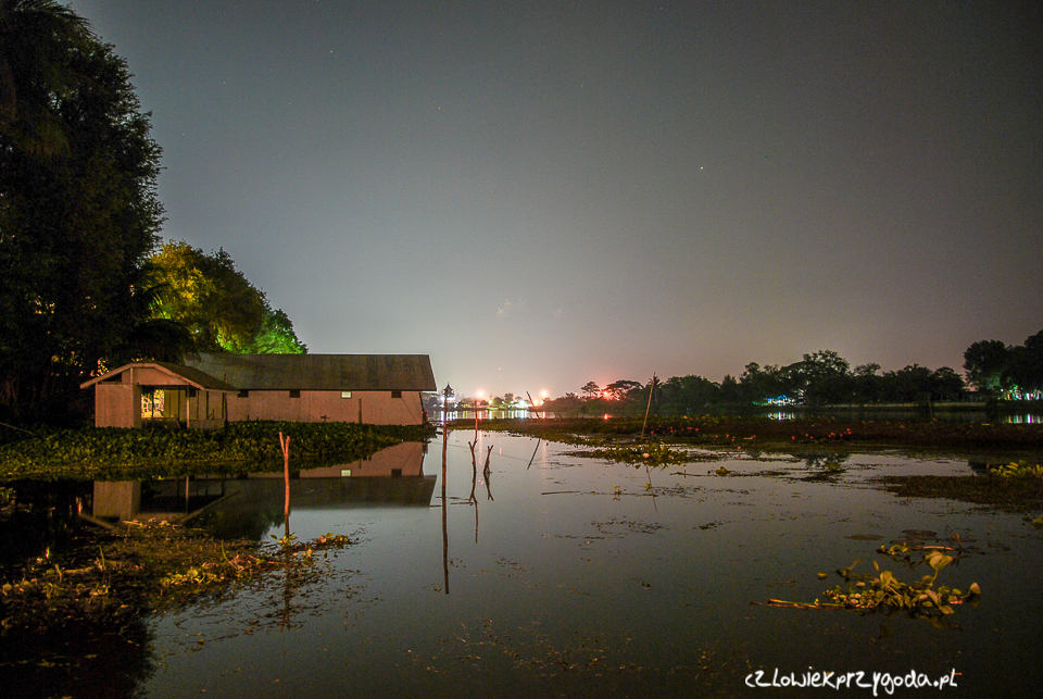 Widok z pływającego domku na rzekę Kwai.